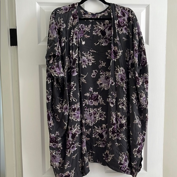 Blue Rain Floral Gray and Purple Top - Picture 1 of 2